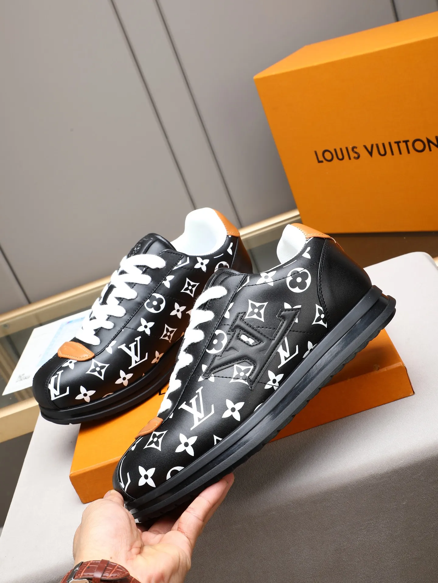 PP560 LV Louis Vuitton L Jialu Brand Runner Tatic Series Thick-soled Casual Sports Shoes Running Shoes Original purchase, development and production This LV Runner Tatic sports shoe combines technical materials such as mesh fabric and ribbons to interpret the inspiration of traditional mountaineering shoes. LV letters are written on one side, the lariat buckle of the quick lacing system is embellished with Monogram flowers and Louis Vuitton logos, and the light and wear-resistant rubber outsole completes the whole. ▪️Fabric: Original imported cowhide + mesh ▪️Inner lining: Original customized breathable mesh ▪️Sole: Original open-molded anti-slip rubber combination material ▪️Size: Men's 38-44 (customized for 45 and 46)